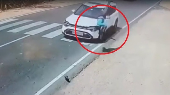 Clip: Không quan sát khi qua đường, nam thanh niên bị ô tô 