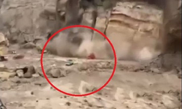 Clip: Vách đá cao 100m bất ngờ đổ sụp trong tích tắc, vùi lấp khiến tài xế xe tải tử vong
