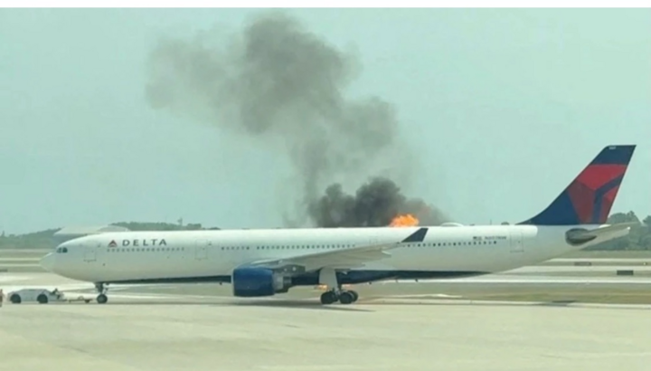 Máy bay Mỹ chở gần 300 người bất ngờ bốc cháy dữ dội tại sân bay