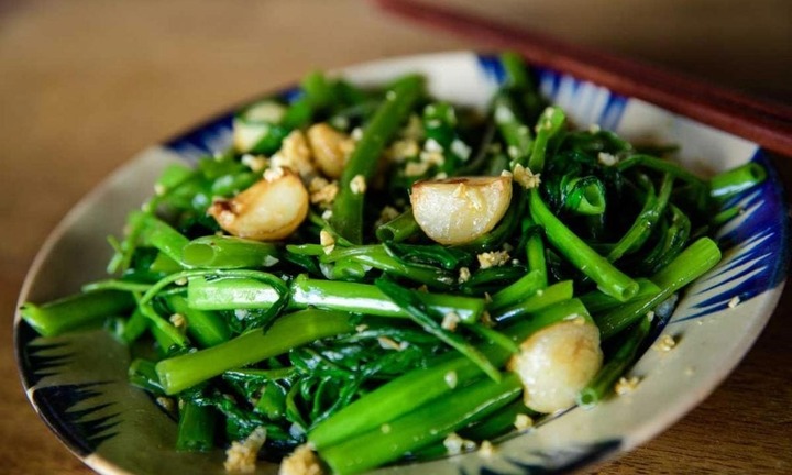 Ăn rau muống xào tái có tốt?