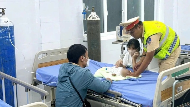 Tin tức thời sự hôm nay (24/4): CSGT Đắk Nông hỗ trợ đưa cháu bé đi cấp cứu