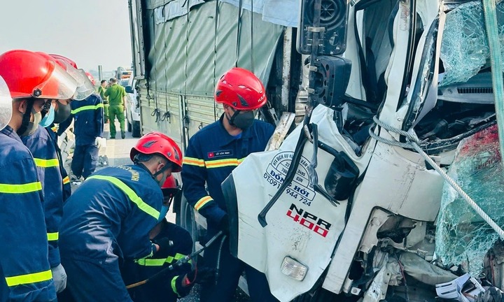 Hiện trường vụ tai nạn trên cao tốc Mai Sơn - Quốc lộ 45, 2 người tử vong trong cabin 