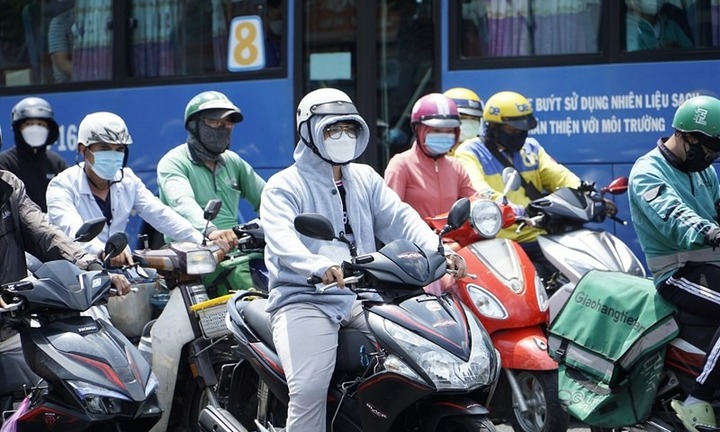 Nhiệt độ ngoài trời ở TP.HCM hôm nay (23/4) có thể đến 53 độ C, người dân ra đường cần lưu ý gì?