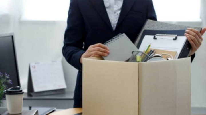 Rời chỗ làm sớm hơn 1 phút, cô gái bị công ty sa thải thẳng tay