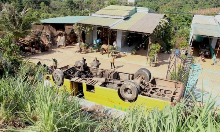 Tài xế kể giây phút ô tô chở học sinh bất ngờ mất lái, lật ngửa ở Gia Lai