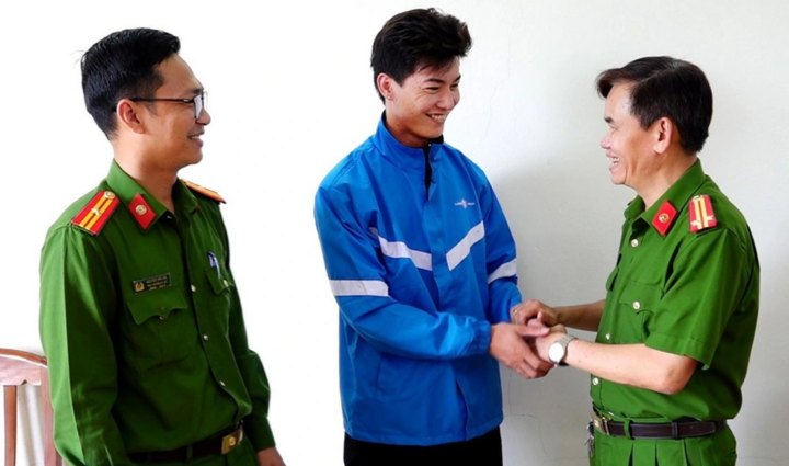 Nam tài xế nhanh trí báo công an, kịp thời cứu cô gái trẻ thoát việc bị lừa sang Campuchia