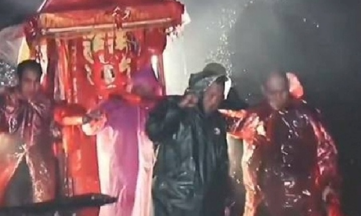 Tổ chức đám cưới lúc 2h sáng, cô dâu chú rể khiến hàng xóm 