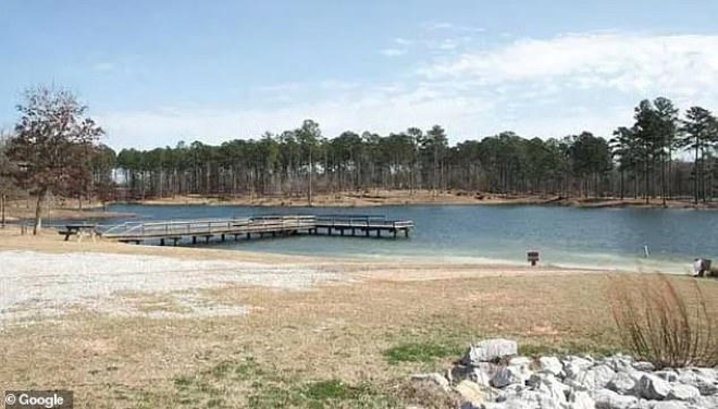 Em trai trượt chân rơi xuống hồ, anh lao xuống cứu, cả 2 tử vong thương tâm