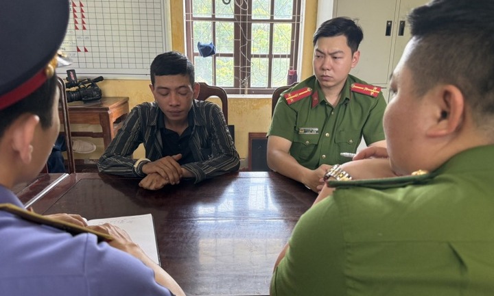 Bắt 2 đối tượng giả vờ mượn rồi cướp điện thoại ở trạm chờ xe buýt