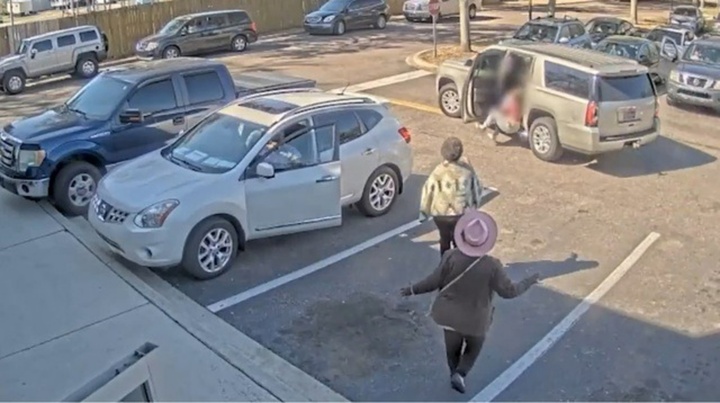 Clip: Rùng mình khoảnh khắc người qua đường giải cứu 2 cháu nhỏ nghi bị bắt cóc