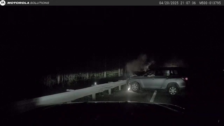 Clip: Tài xế ô tô lao vào xe cảnh sát đang làm nhiệm vụ