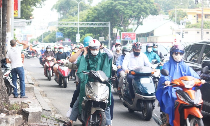 Làm thế nào để dừng xe mặc áo mưa không bị phạt tiền triệu năm 2025