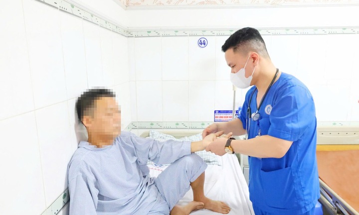 Người đàn ông ngộ độc methanol do uống phải rượu “rởm”