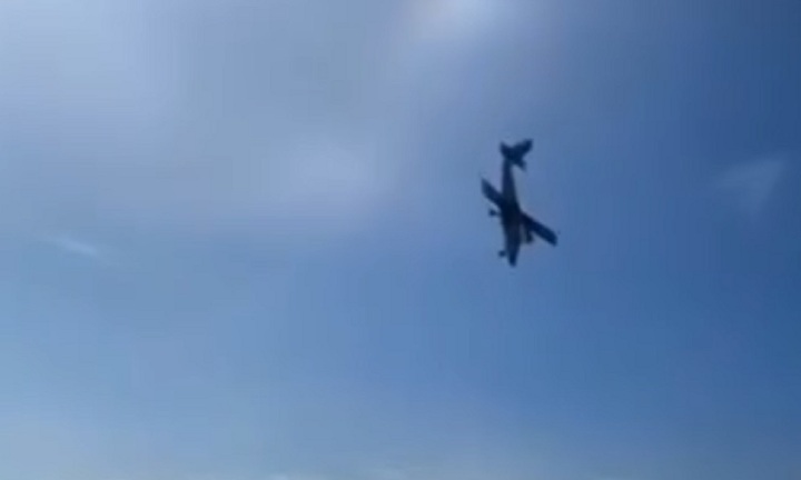 Clip: Cận cảnh khoảnh khắc máy bay Thái Lan rơi thẳng xuống biển, 6 người thiệt mạng