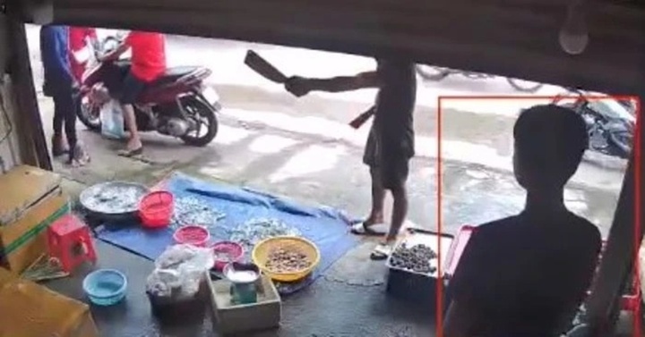 Bình Dương: Bắt nam thanh niên dùng 2 con dao đe dọa người bán tôm