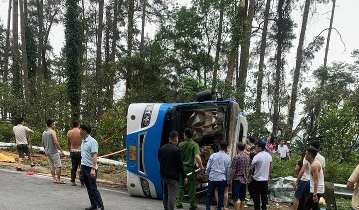 Hiện trường vụ lật xe khách 35 chỗ ở Tam Đảo, ghi nhận thương vong