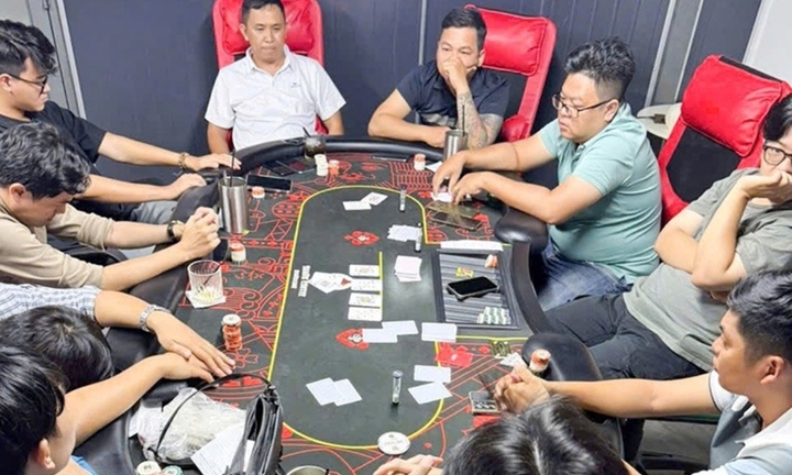 Bắt quả tang 13 “con bạc” đang chơi Poker ăn thua bằng tiền trong quán bida