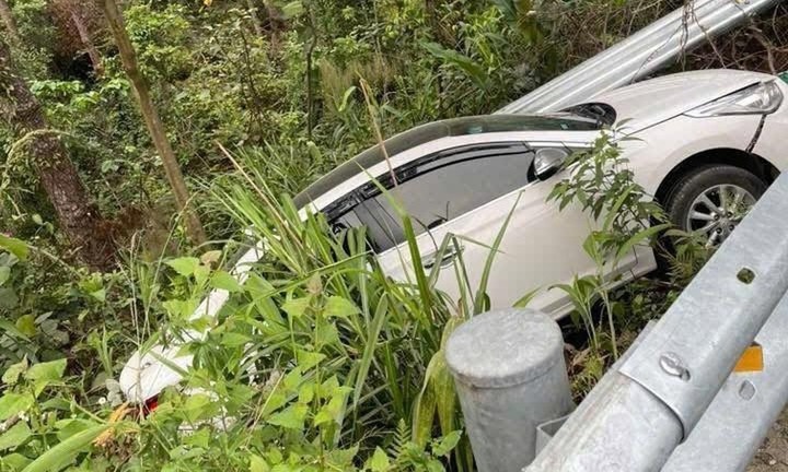 Tài xế vào nhầm số lùi, ô tô húc bay hộ lan, lao xuống vệ đường đèo Tam Đảo