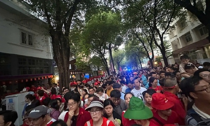 Người dân từ khắp nơi đổ về TP.HCM xem tổng duyệt diễu binh, diễu hành trước ngày 30/4