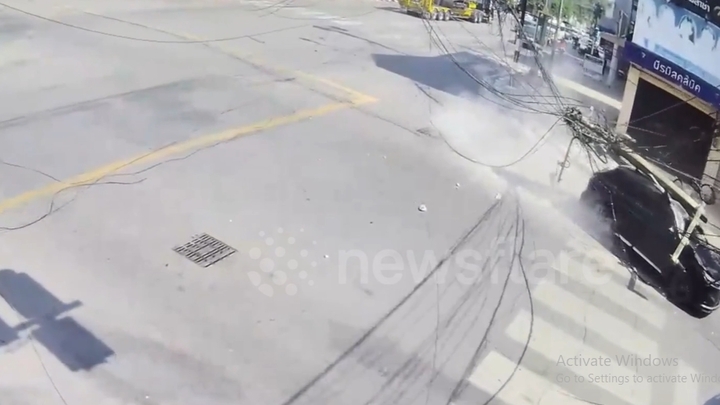 Clip: Kinh hãi cột điện bất ngờ bị kéo đổ, đè trúng ô tô đang lưu thông