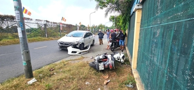 Ô tô tông 2 xe máy chở học sinh trước cổng trường ở TP.HCM, nhiều người bị thương