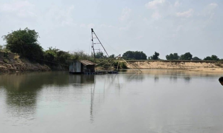 Lật thuyền giữa sông, bé gái 8 tuổi tử vong, người mẹ