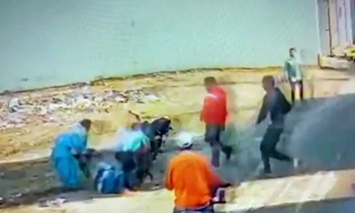 Clip: Đang đi bộ trên đường, cụ ông bất ngờ bị 2 con chó Pitbull hung dữ lao tới tấn công