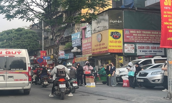 Cận cảnh dòng người lỉnh kỉnh hành lý rời Hà Nội về quê nghỉ lễ 30/4-1/5, nhiều tuyến đường tắc cứng