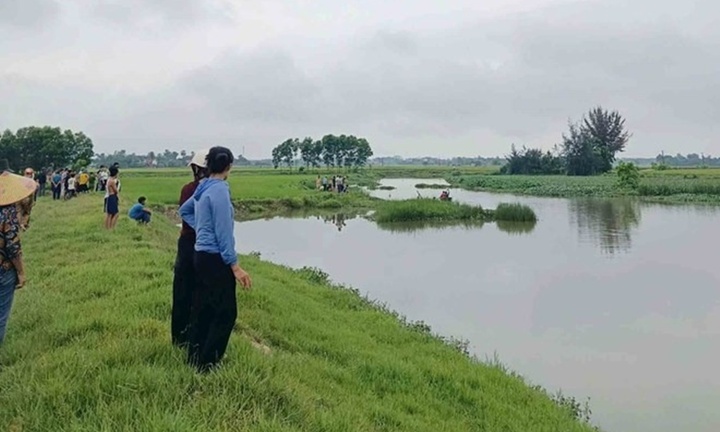 Phát hiện thi thể nam giới mặc 3 lớp áo dạt vào bờ biển ở Nghệ An