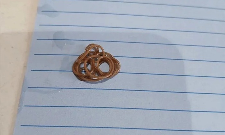 Phát hiện vật lạ trong phòng tắm, người phụ nữ