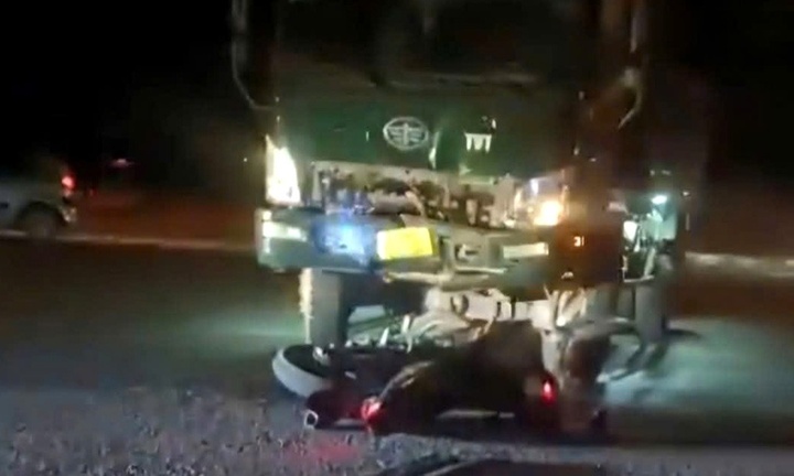 Tin tức tai nạn giao thông mới nhất ngày 30/4: Va chạm giữa xe tải và xe máy, 2 người bị thương