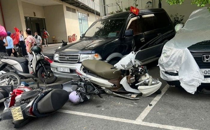 Xe bán tải bất ngờ tông hàng loạt xe máy ở Thủ Đức