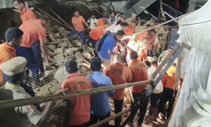 Clip: Tường dài hơn 6 mét ở Ấn Độ bất ngờ đổ sập, 8 người tử vong thương tâm