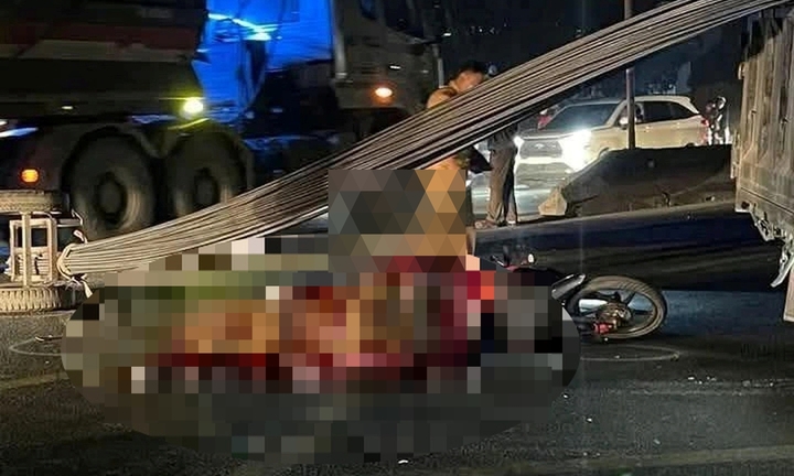 Hiện trường vụ xe máy đâm vào xe kéo sắt tự chế ở Hà Nam, 2 người thương vong