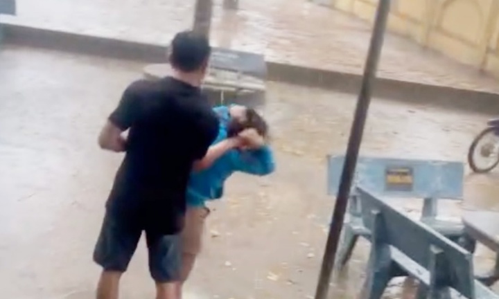 Tạm giữ hình sự phụ huynh hành hung nữ giáo viên giữa sân trường ở Nghệ An