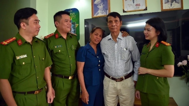 Xúc động: Sau 57 năm xa cách, cha và con gái đoàn tụ đúng vào ngày 30/4