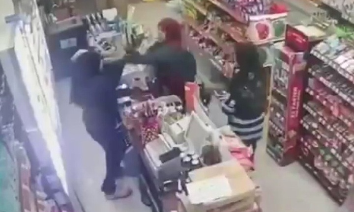 Clip: Bị từ chối yêu cầu thử cáp sạc, quý bà