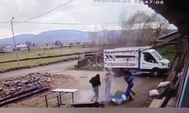 Clip: Thùng phuy bất ngờ phát