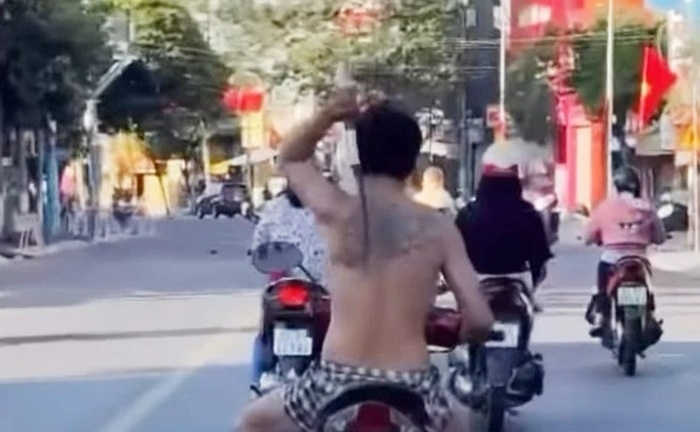 Clip: Khoảnh khắc CSGT dũng cảm khống chế người đàn ông vừa lái xe vừa cầm rựa 