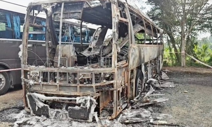 Xe khách bất ngờ bốc cháy trong sân nhà hàng, khách hốt hoảng tháo chạy