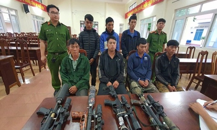 Công an mật phục bắt giữ 7 đối tượng mang theo 4 khẩu súng vào rừng săn bắn