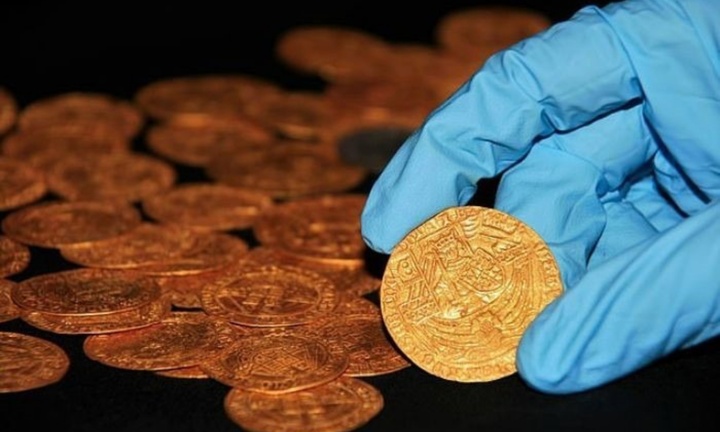 Nhổ cỏ sau vườn, cả gia đình 