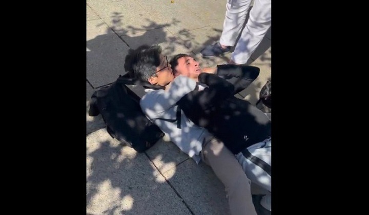 Clip: Nam du khách xuất chiêu