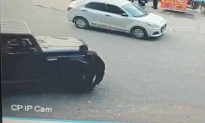 Clip: Tức giận vì bị yêu cầu ngừng bấm còi, tài xế lái ô tô đâm bảo vệ