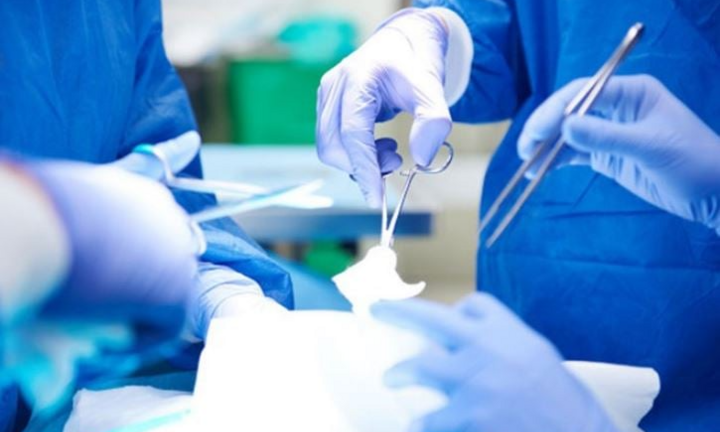 Bi hài hậu vận sau thẩm mỹ: Chạy theo 