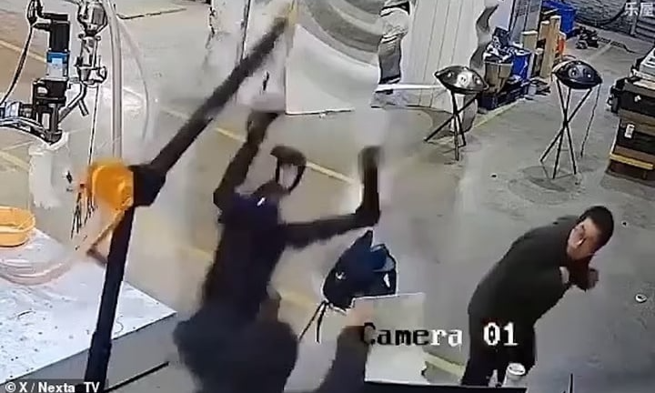 Clip: Phát hoảng khoảnh khắc robot bất ngờ 