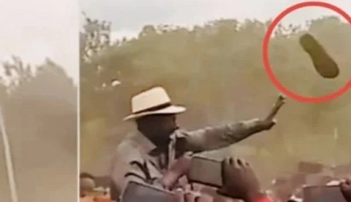 Clip: Tổng thống Kenya giơ tay chặn chuẩn xác chiếc giày 