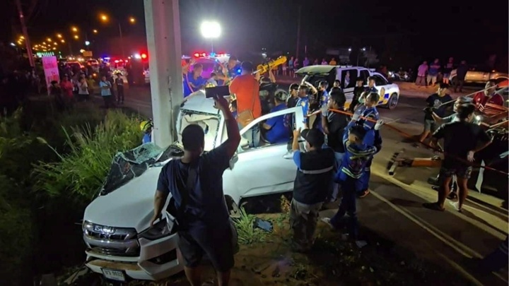 Bị nổ lốp, ô tô lao thẳng vào cột điện, 5 người trong một gia đình thương vong tại Thái Lan