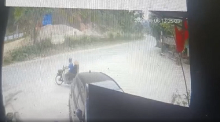 Clip: Kinh hoàng khoảnh khắc xe tải cuốn xe máy trên đường, cụ ông 80 tuổi tử vong, vợ trọng thương