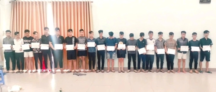 Long An: Khởi tố 22 đối tượng ném 